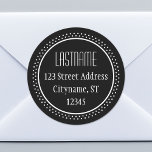 Circle Adress-etikettmall - svart Runt Klistermärke<br><div class="desc">anpassa detta med adress. Du kan ändra bakgrunden till färg för att samordna med korten.</div>