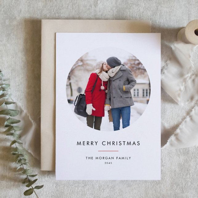 Circle Photo Red Minimalist God jul Helgkort (Customizable photo Christmas card featuring modern typography and circle layout.  )