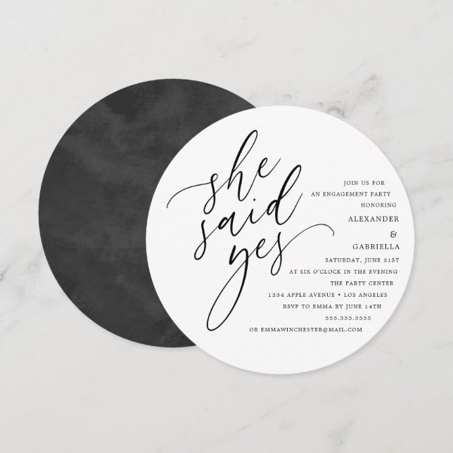 Circle White Script Hon sa Yes Förlovningsfest Inbjudningar (Fram/baksida)