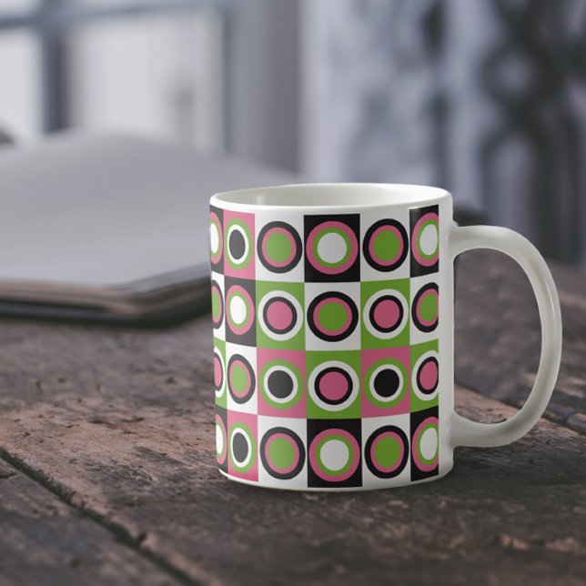 Circles Retro Mönster Rosa Black Grönt White Kaffemugg (A mug with a retro pattern of pink, green, black and white squares)