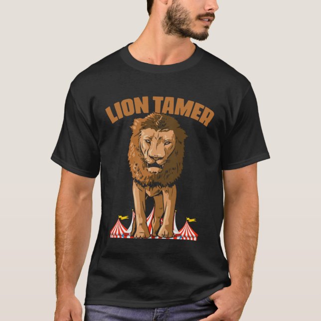 Circus Lion Animal Tamer Acrobat Carnival Showman T Shirt (Framsida)