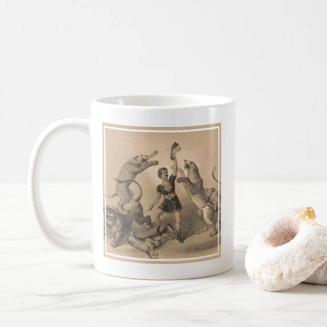 Circus-utförare som står bland onda djur kaffemugg (Med munk)