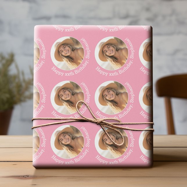 Cirkel ett foto med födelsedag Hälsning - Rosa Presentpapper (Custom Birthday Wrapping Paper with Photo)