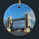 Cirkelprydnad-Tower Bridge London Julgransprydnad Keramik<br><div class="desc">Cirkelprydnad-Tower Bridge London.Fånga underbara familjeminnen med en personlig keramisk dekoration. Lägg till dina favoritfoton,  bilder och personliga meddelanden på båda sidor av denna dekoration. En sträng av guldtråd gör det enkelt att visa denna fantastiska souvenir.</div>