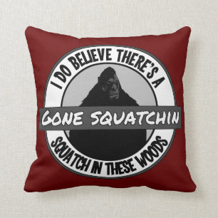 Cirkla - borta Squatchin - Squatch i dessa skogen Kudde