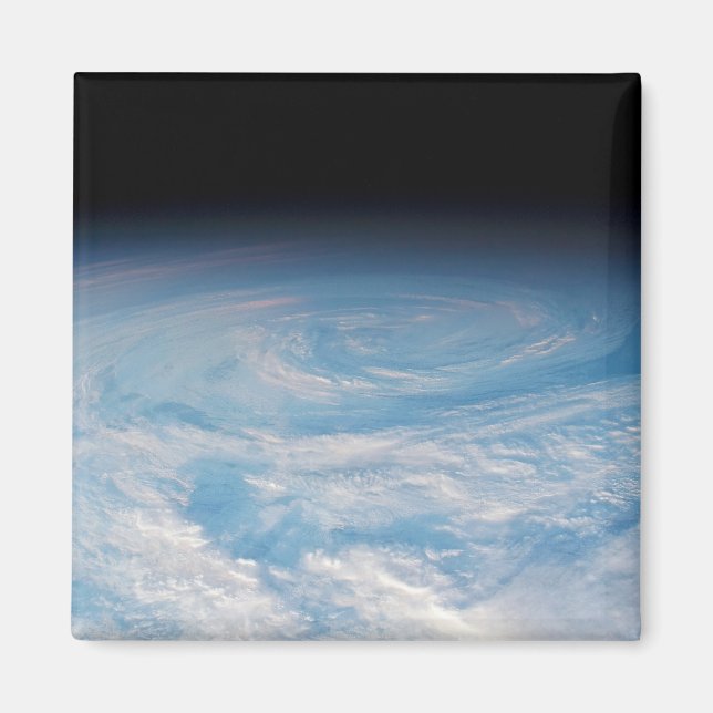 Cirkulär molnbildning över södra Stilla havet. Magnet (Framsidan)