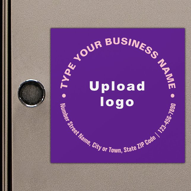 Cirkulära affärstexter om Lila Magnetic Card (Build brand name awareness. Circular pattern texts of business brand on purple magnetic card.)