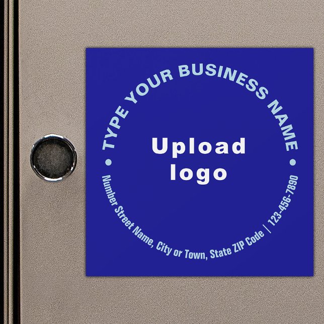 Cirkulära affärstexter på blått magnetkort (Build brand name awareness. Circular pattern texts of business brand on blue magnetic card.)