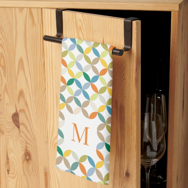 Cirkulärt kvartsfärgat mönster-varmtonsmonogram kökshandduk (Thirds Fold)