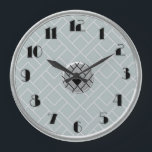 Cirkulärt Silver/Grått Art Deco Clock (LGE) Stor Klocka<br><div class="desc">Äntligen finns klockorna tillgängliga! Både cirkelklockor och fyrkantiga klockor. Den här klockan mäter 10, 75 tum. Jag har designat det i Silver och Grått med svarta siffror. En underbar ljusklocka som skulle följa med de flesta färg-torkarna. Det ser väldigt bra ut på en mörk vägg. För alla som kärlek Art...</div>