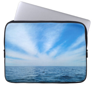 Cirrus Clouds över Vatten Laptop Fodral