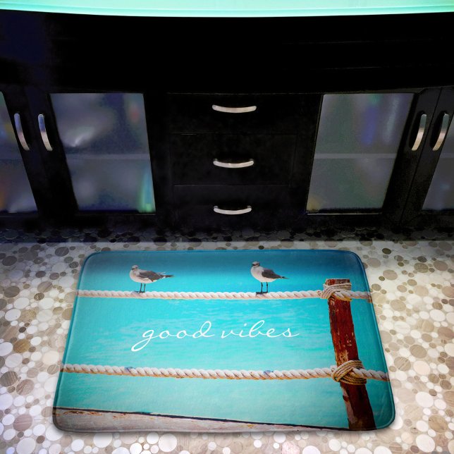 Citat om bra vibrationer Vita måsar Strandfåglar F Badrumsmatta (Skapare uppladdad)