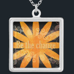 Citationsteckenhalsbandet - var ändringshänget silverpläterat halsband<br><div class="desc">Ha på sig ett citationsteckenhalsband för tre ord för att motivera och inspirera sig yourself eller ge den som en unik och minnesvärd gåva för dina familj och vänner. Meddelandehalsbandet med original planlägger sammanslutninginspiration med skönhet</div>