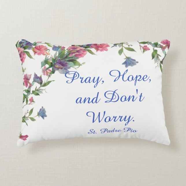 Citationstecknet för blommigtSt. Padre Pio ber Prydnadskudde (Framsidan)