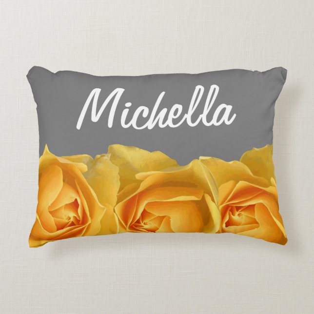 Citron - gul ros & grå färg med namn i vit prydnadskudde (Framsidan)