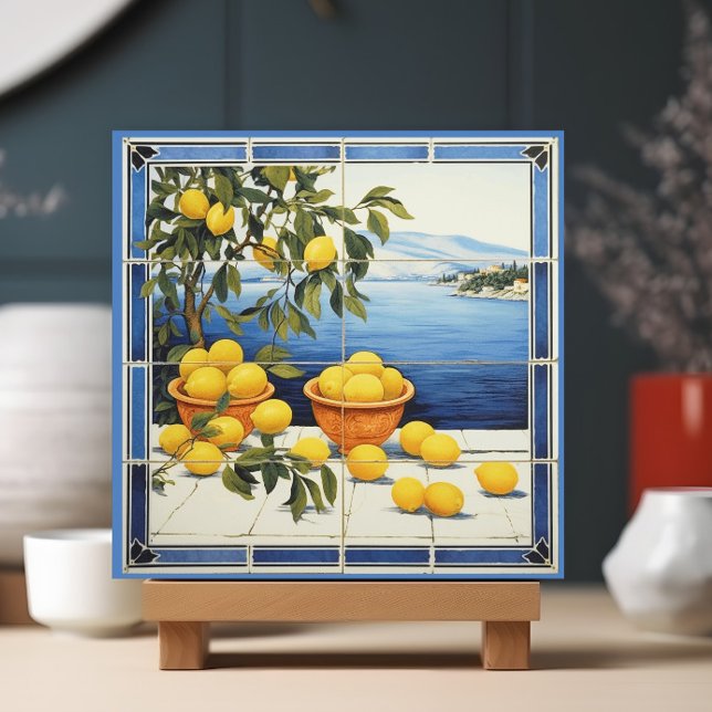 citroner av Grekland Kakelplatta (A ceramic tile showing a Grecian landscape with lemons is shown in a display stand.)