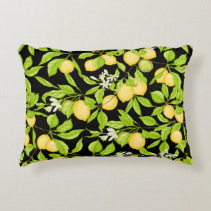 Citroner, blommor och löv i Lemon träd gren. Prydnadskudde