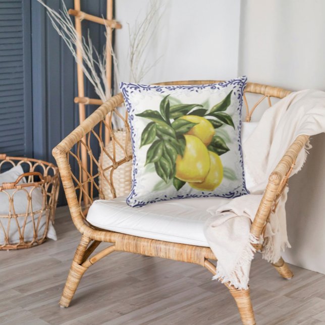 Citroner & Toile Dekorativ kudde | Fransk Land Cha (White Pillow with large lemons and leaves with a border of Blue Toile Filigree in a wicker chair)