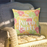 Citrus Slices Porch Party Kudde<br><div class="desc">Snyggtens ytterkuddar har familjen namn och ord "Porch Party" i bakgrunden av orange,  citron,  kalk och grapefruktskivor. Roligt för sommardekoraccenter. MATCHING-objekt i vår butik.</div>