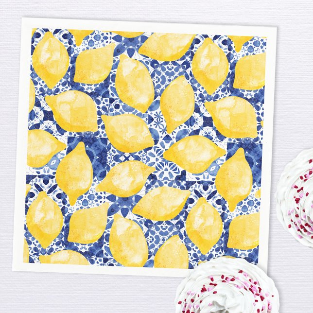 Citrus Watercolor Blue Mediterranean Tile Pappersservett (Watercolor lemons on a blue and white Mediterranean tile background patterned party paper napkins)