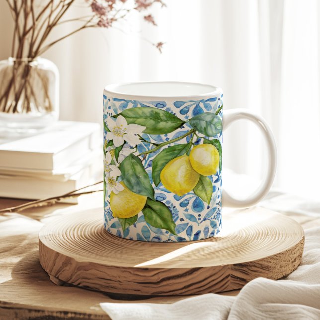 Citrusfrukter och blå plattor i Medelhavet Kaffemugg (Mediterranean Citrus and Blue Tiles Coffee Mug on a neutral sunny boho kitchen table.)
