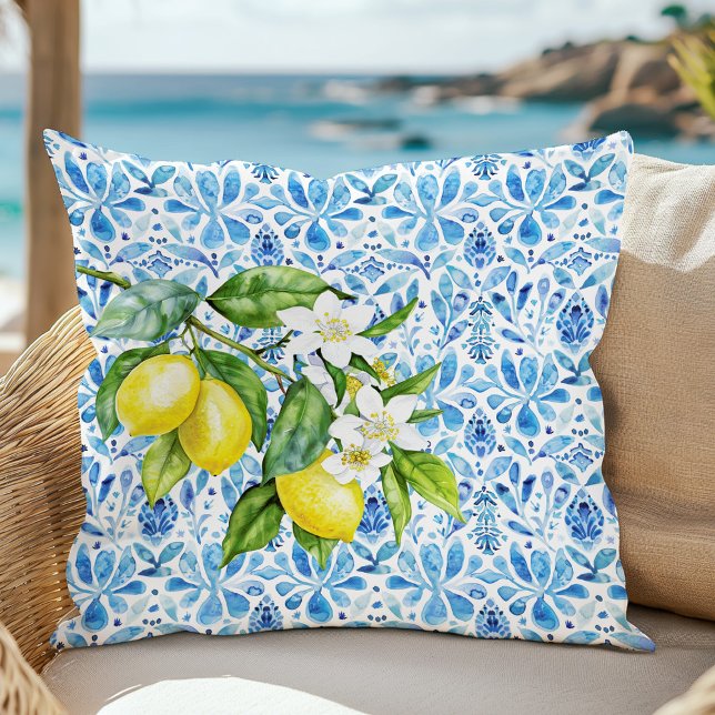 Citrusfrukter och blå plattor i Medelhavet Kudde (Mediterranean Citrus and Blue Tiles Throw Pillow in a sofa at a sunny beach.)
