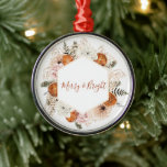 Citrusfrukter och Blommigt samt ljus Julgransprydnad Metall<br><div class="desc">Tillsätt en boho, naturinspirerad helgdag till träd med detta prydnadsämne, med en mjuk krans av torkade orangar, vattenfärgade blommigtar, ferns och gräs. I mitten skrivs "Merry and Bright" i elegantens kalligrafi, med en modern geometrisk hexagon. Den här designen är en fin accent för helgdag firande och blandar rustik och botanisk...</div>