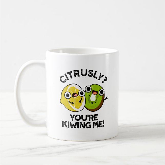 Citrusly du Kiwiing Me Funny Fruit Pun Kaffemugg (Vänster)