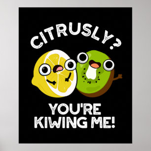 Citrusly du Kiwiing Me Funny Fruit Pun Mörk BG Poster