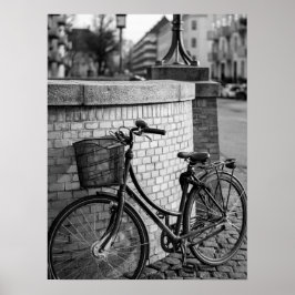 City Bicycle med Basket mot Brick Wall Urban Poster