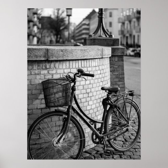 City Bicycle med Basket mot Brick Wall Urban Poster (Framsidan)