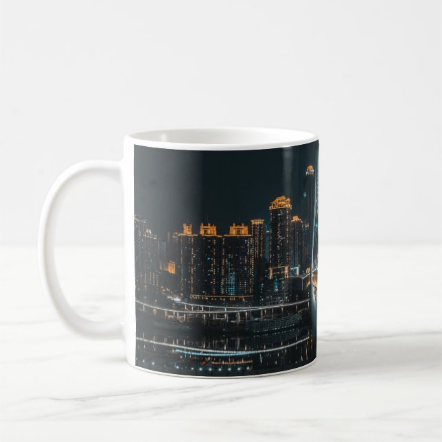 CITY BYGGNAD UNDER KVÄLL KAFFEMUGG (Vänster)