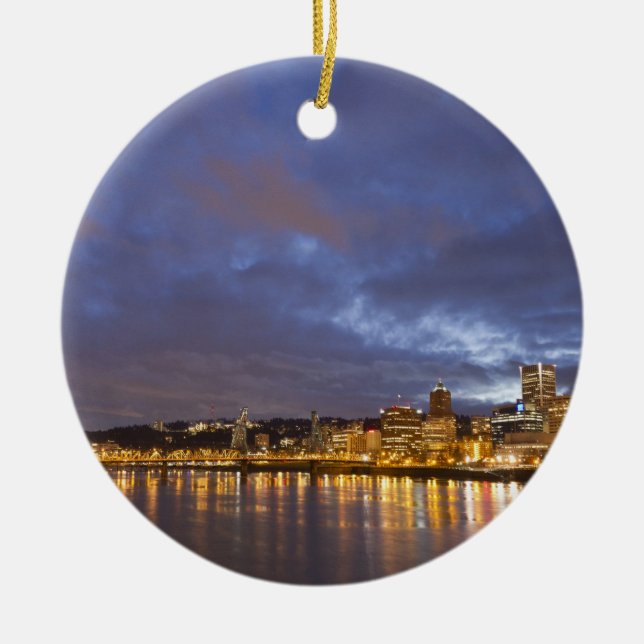 City ljus som avspeglas i floden Willamette Julgransprydnad Keramik (Framsidan)
