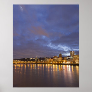 City ljus som avspeglas i floden Willamette Poster