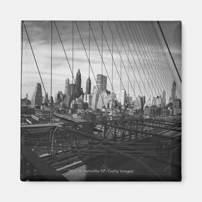 Cityscape genom brokablar magnet (Framsidan)