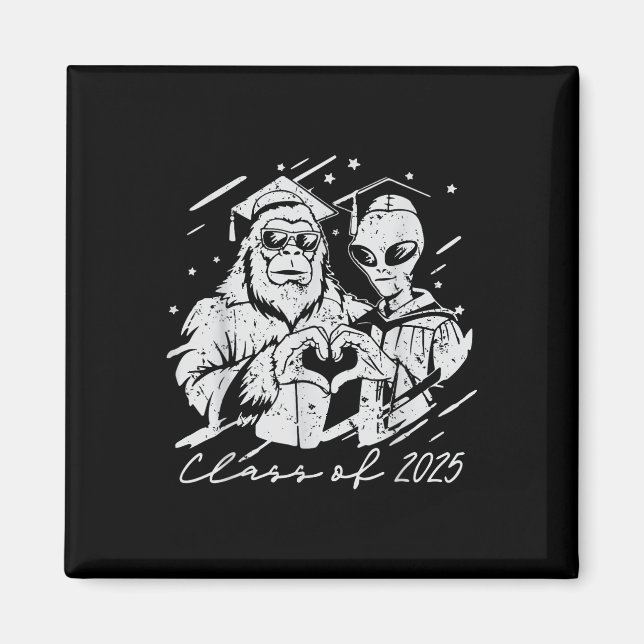 Cl of 2025 Student Manar Bigfoot Alien Sasquatch L Magnet (Framsidan)