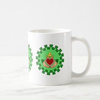 Claddagh och grön flätning kaffemugg