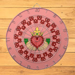 Claddagh och Red Knotwork på Rosa Darttavla<br><div class="desc">Richard H. Fay har utformat ett koncept som förenar kunskap med det krönta hjärtat och klappande händer i kladdagh ring,  ett traditionellt irländskt ring som symboliserar vänskap,  kärlek och lojalitet.</div>