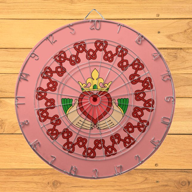 Claddagh och Red Knotwork på Rosa Darttavla (Claddagh and Red Knotwork on Pink Dart Board on Wood Wall)
