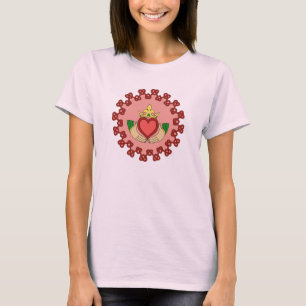 Claddagh och Red Knotwork på Rosa T-shirt