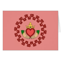 Claddagh och röda Knotwork på rosa hälsningkort