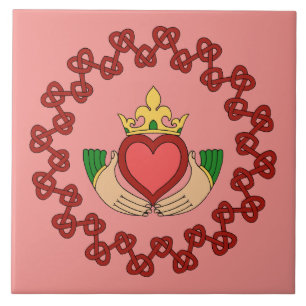Claddagh och röda Knotwork på rosor Kakelplatta