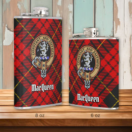 Clan MacQueen Crest över Tartan Fickplunta