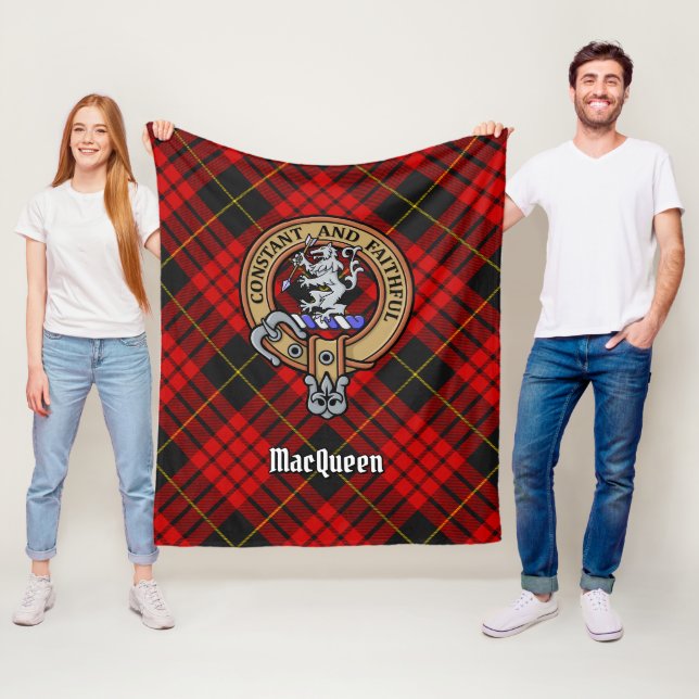 Clan MacQueen Crest över Tartan Fleecefilt (På plats)