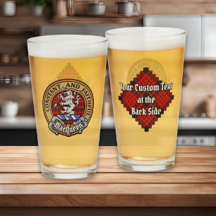 Clan MacQueen Crest över Tartan Glaskopp