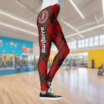 Clan MacQueen Crest över Tartan Leggings<br><div class="desc">Clan MacQueen-bricka omgiven av ett band och ett låsbeslag över tartanbakgrunden. Anpassningsbar.</div>