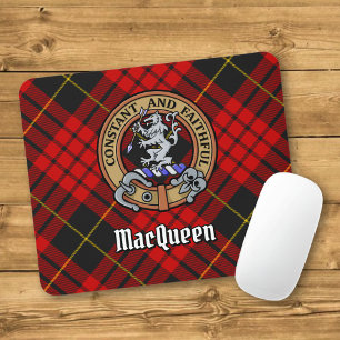 Clan MacQueen Crest över Tartan Musmatta