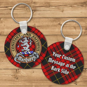 Clan MacQueen Crest över Tartan Nyckelring