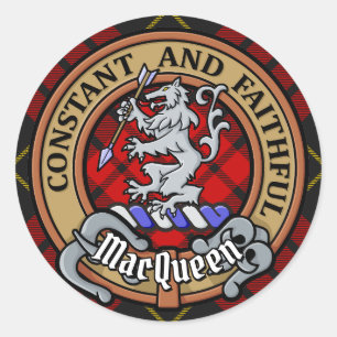 Clan MacQueen Crest över Tartan Runt Klistermärke