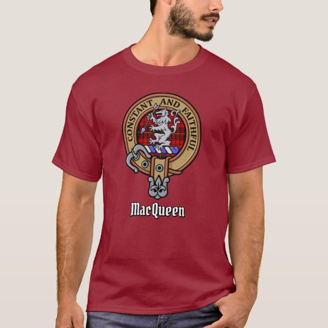 Clan MacQueen Crest över Tartan T Shirt (Framsida)